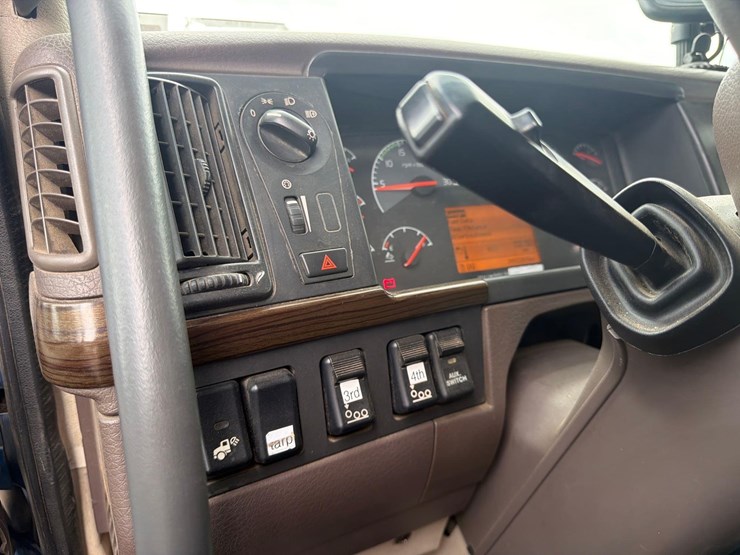 2012-volvo-vhd64-image-20