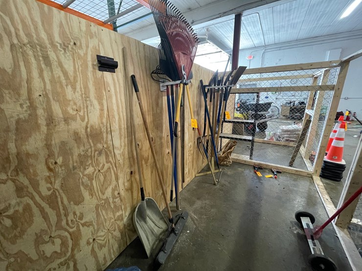 #7937-•-various-handled-tools-image-2