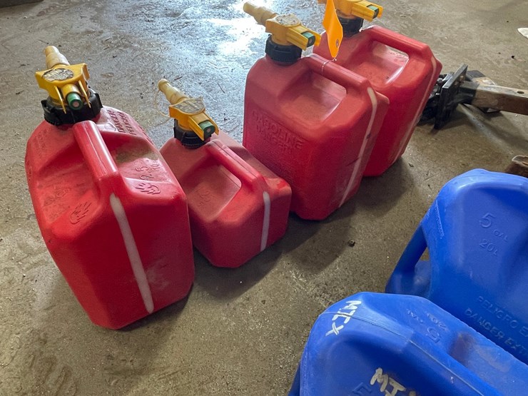 #7928-•-(4)-no-spill-plastic-gas-cans-image-5