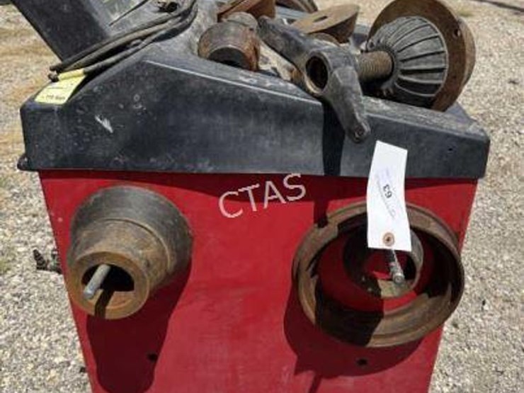 #63-•-cemb-c-211-tire-balancer-machine-image-5