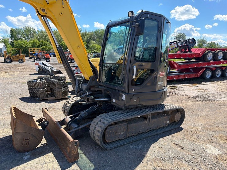 2019-new-holland-e60c-image-2