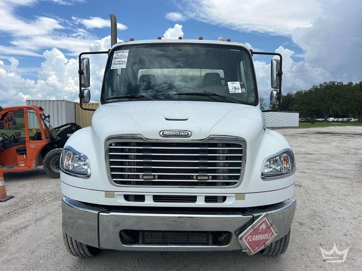 2009-freightliner-m2-106-image-32