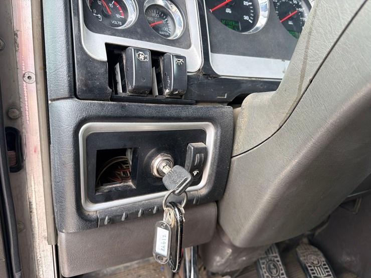 2013-kenworth-t880-image-24