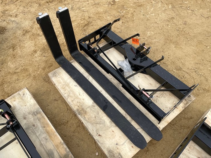 #2008-•-new-wolverine-3-point-tractor-fork-frame-with-forks-image-1
