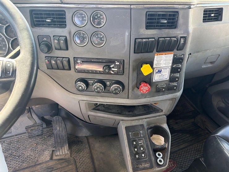 2017-peterbilt-567-image-22