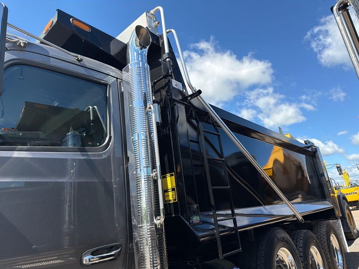 2026-peterbilt-589-image-19