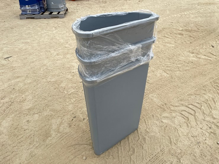 #3410-•-(3)-flush-wall-rubbermaid-recycling-bins-image-4