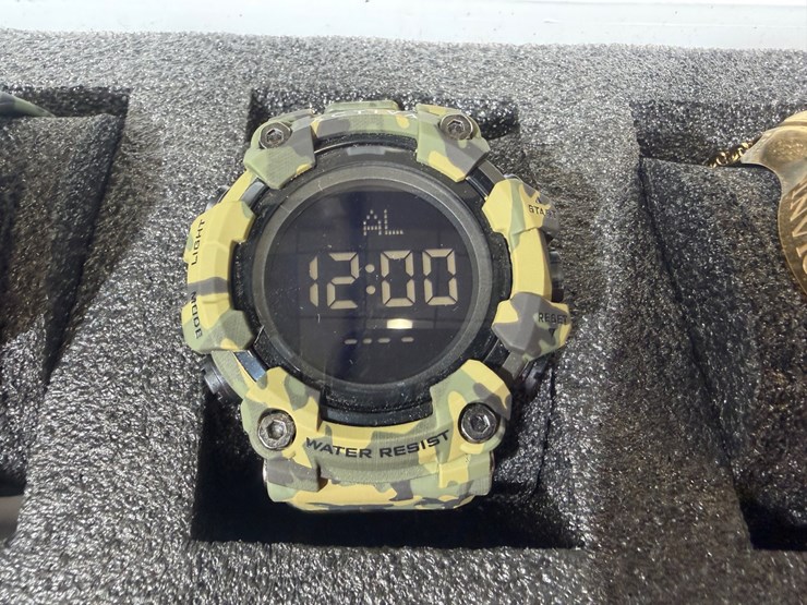 #84577-•-box-of-invicta-watches-image-9