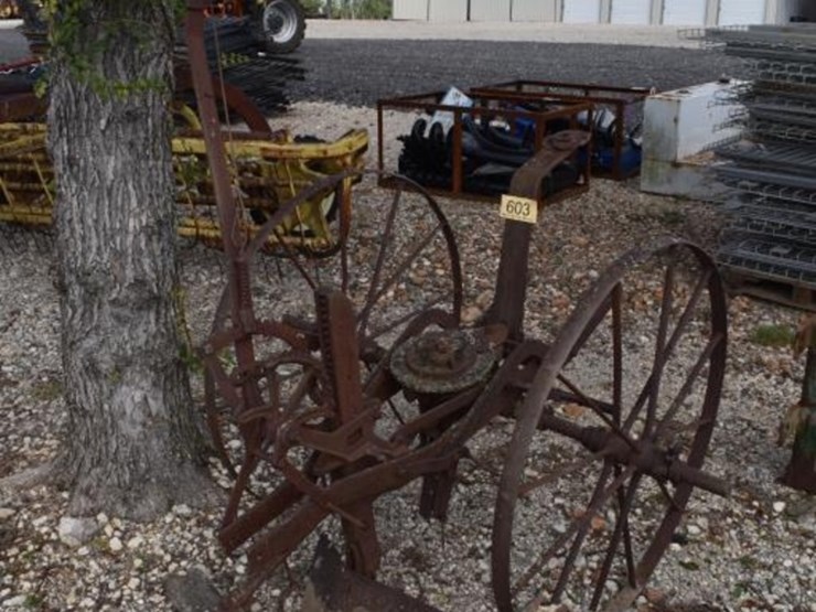 antique-one-row-planter-image-1