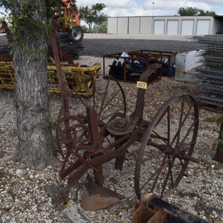 ANTIQUE ONE ROW PLANTER