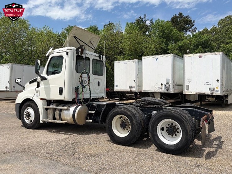 2019-freightliner-cascadia-126-image-2