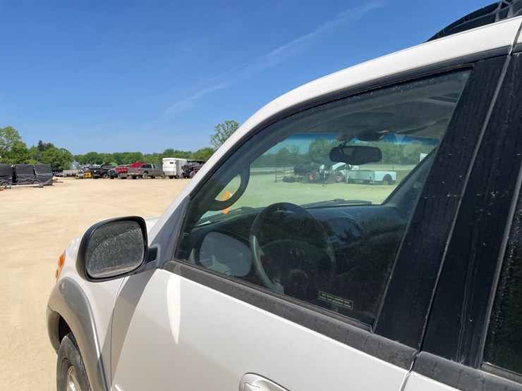 2003-toyota-sequoia-image-19