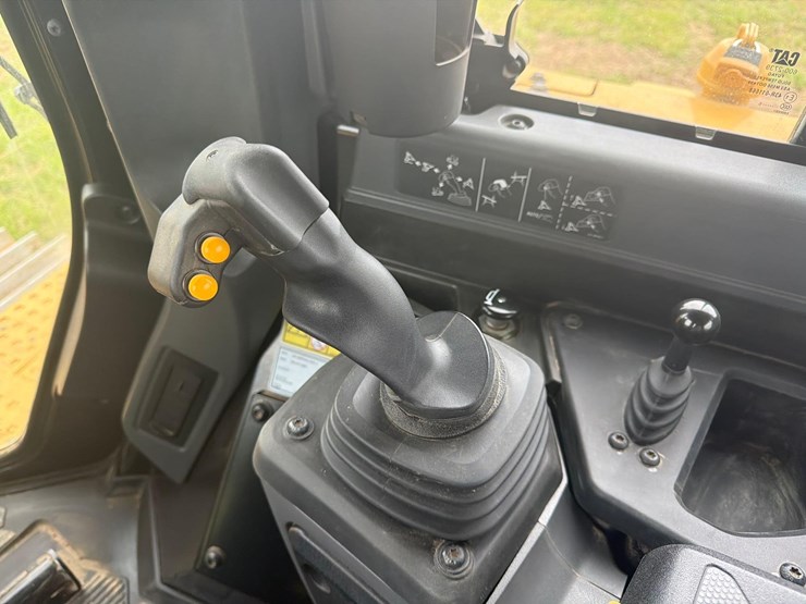 2026-caterpillar-d6-image-23