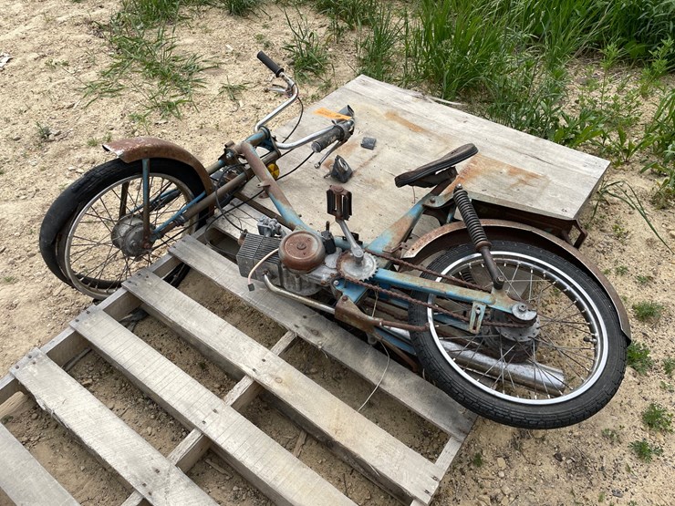 #3395-•-1980-jawa---motokov-moped-image-1