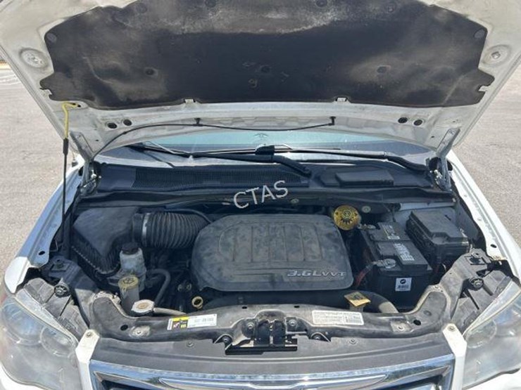 2014-chrysler-town-&-country-image-16