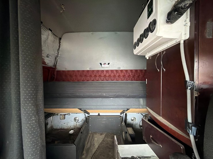 2016-western-star-4900sf-image-19