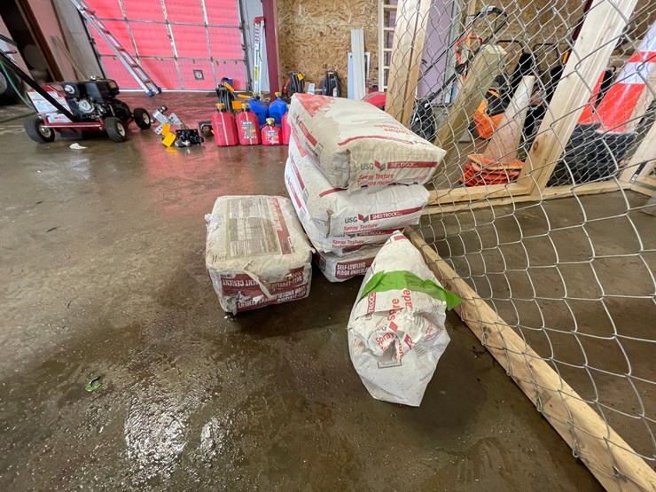 #7942-•-(7)-50lb-bags-of-unaggregated-wall-and-ceiling-spray-texture-image-2