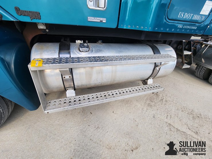 2001-freightliner-columbia-sleeper-truck-tractor-image-16