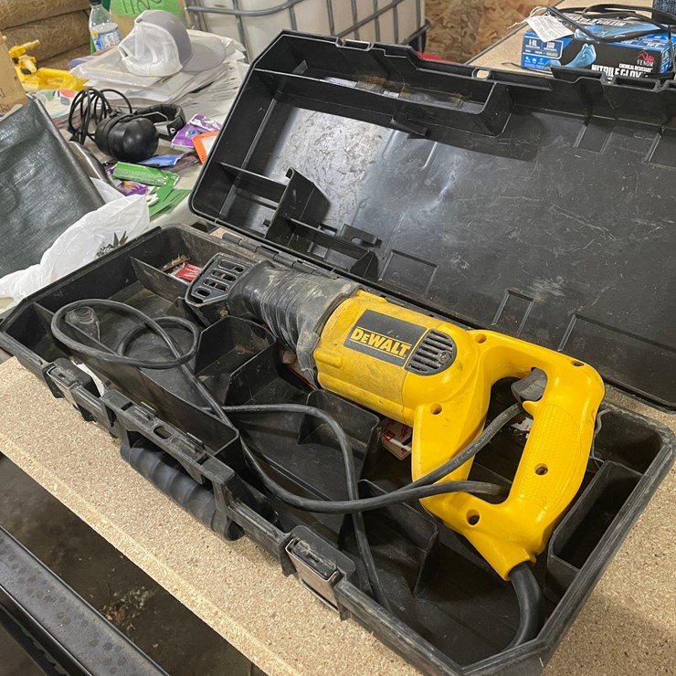 #8758 • Dewalt Corded Reciprocating Saw