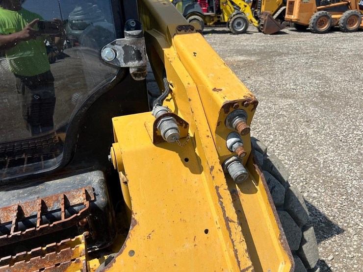 2018-caterpillar-262d-image-12