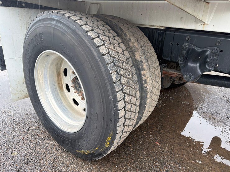 2015-freightliner-m2-106-image-10
