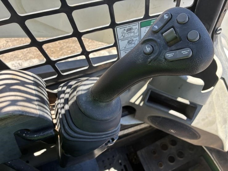 2016-bobcat-t740-image-22