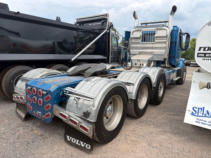 2012-volvo-vhd64-image-3