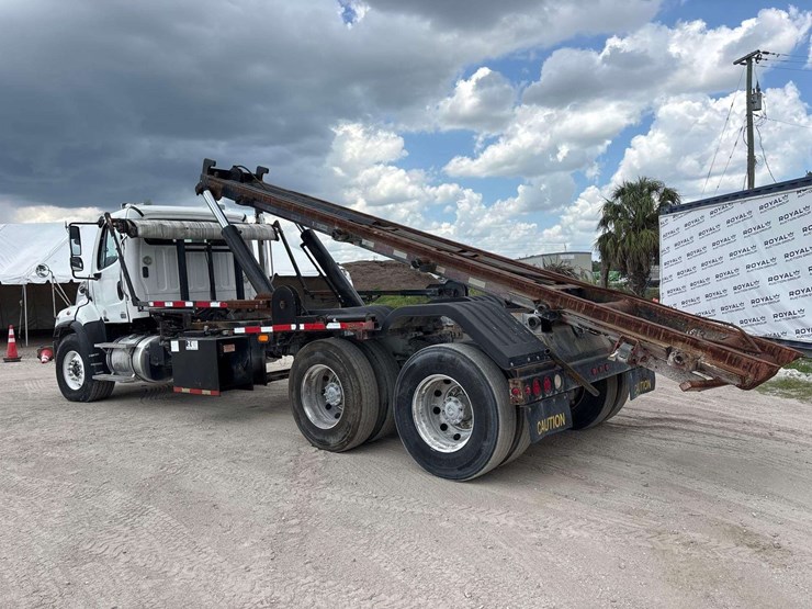 2014-freightliner-114sd-image-4