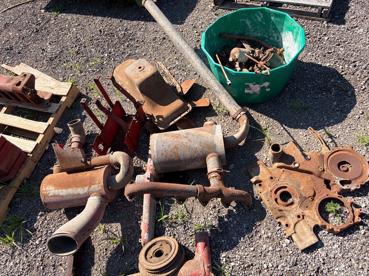 #8353-•-international-tractor-parts-image-1