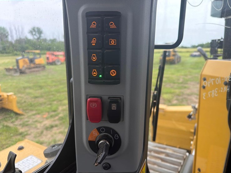 2026-caterpillar-d6-image-25