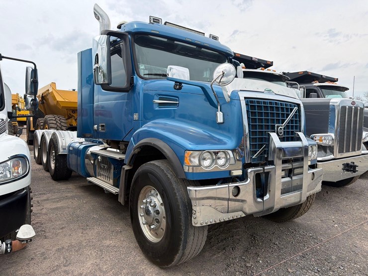 2012-volvo-vhd64-image-2