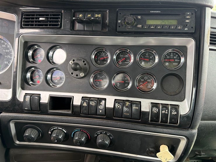 2013-kenworth-t880-image-18