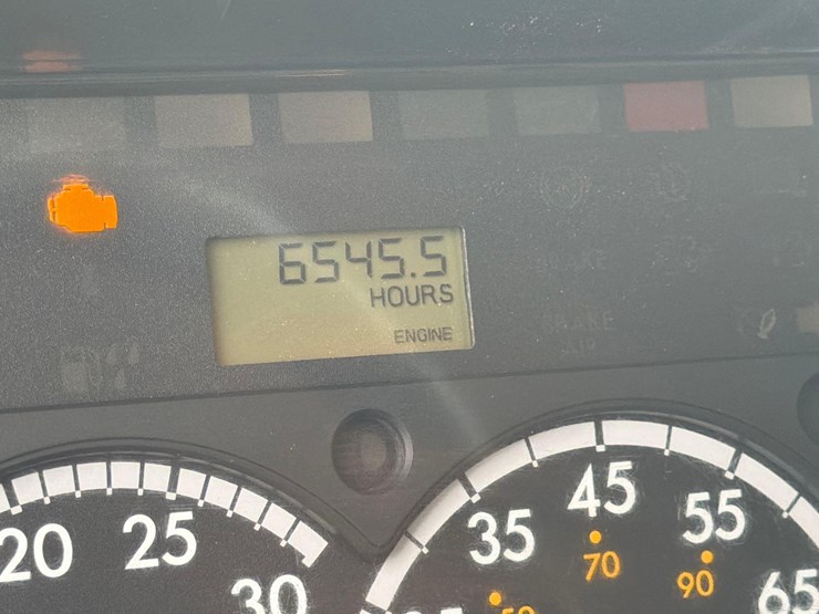 2015-freightliner-m2-106-image-21