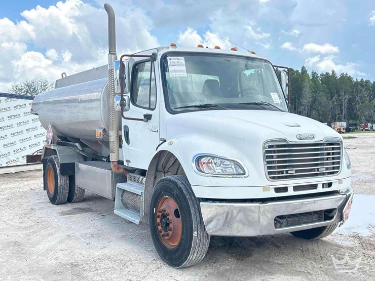 2009-freightliner-m2-106-image-2