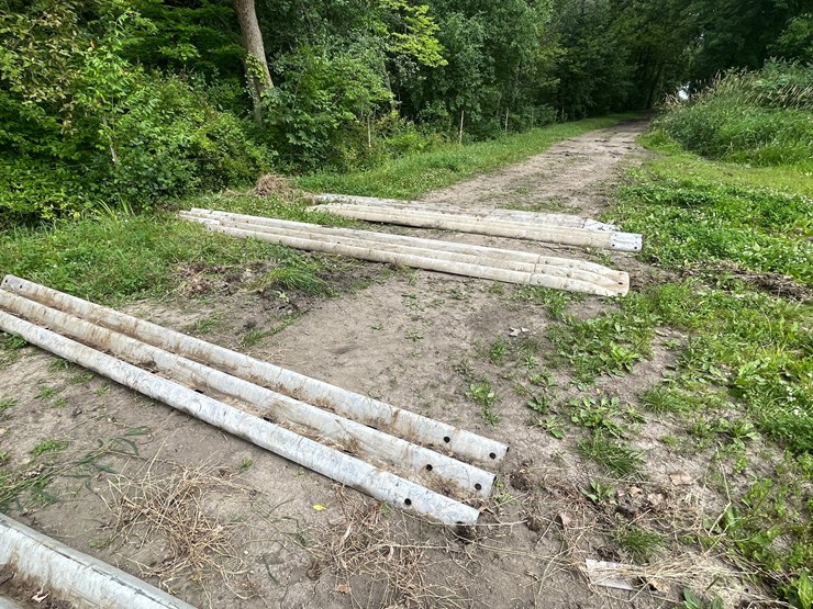 #8334-•-(11)-galvanized-guard-rail-sections-image-4