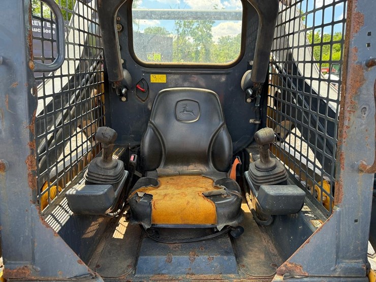 2016-deere-317g-image-12