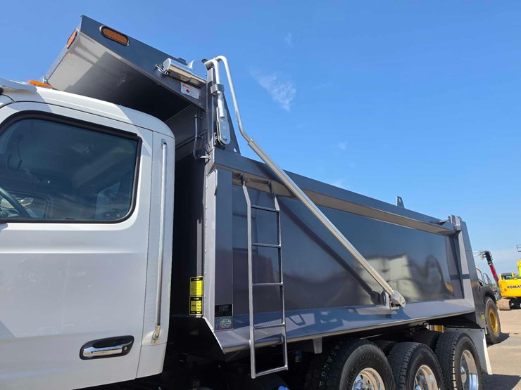 2025-peterbilt-567-image-19