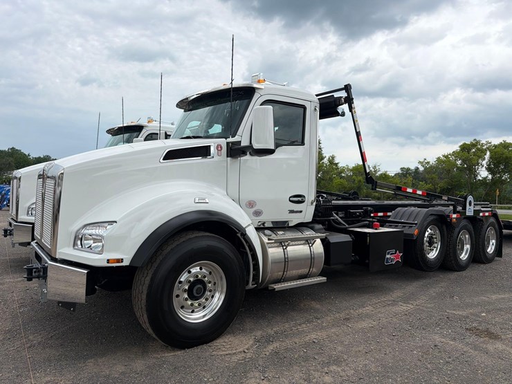 2025-kenworth-t880-image-1