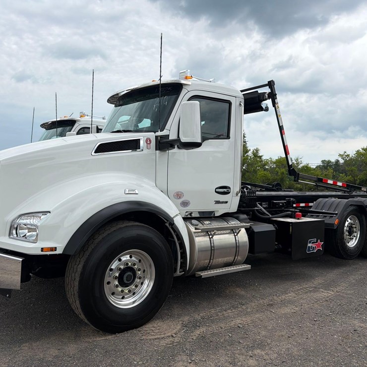 2025 KENWORTH T880
