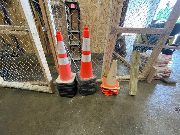 #7941-•-(21)-hi-vis-traffic-cones-image-2