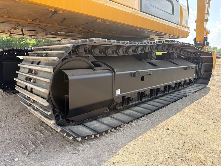 2023-caterpillar-340-image-15