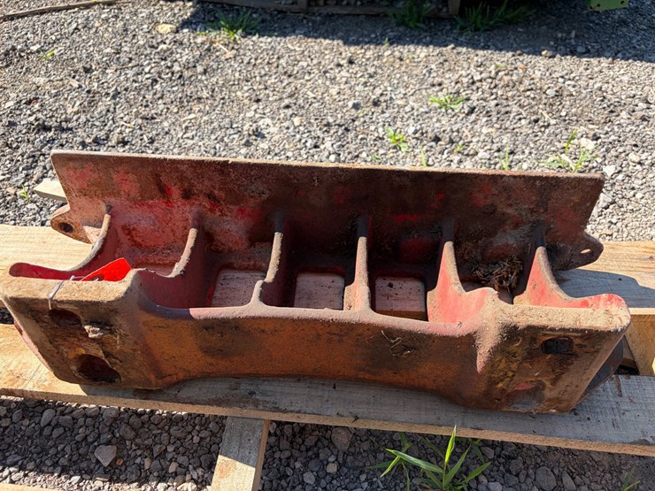 #8351-•-international-tractor-weight-bracket-image-3