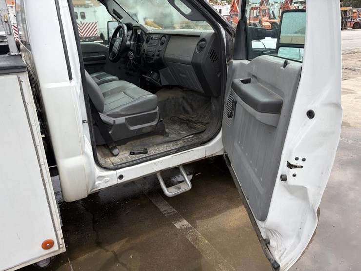2012-ford-f550-xl-image-10