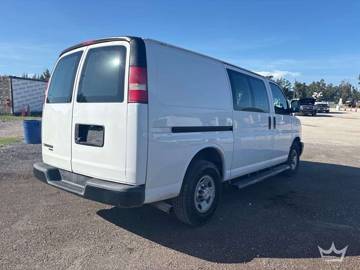 2016-chevrolet-express-2500-image-3