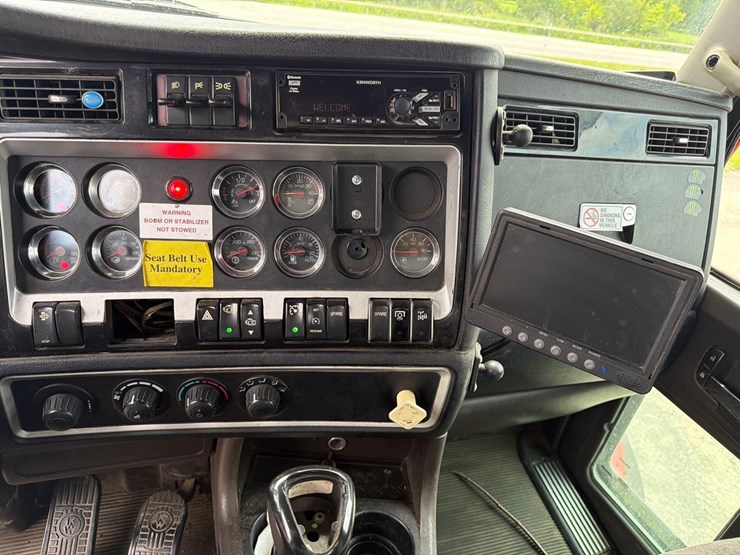 2013-kenworth-t880-image-22