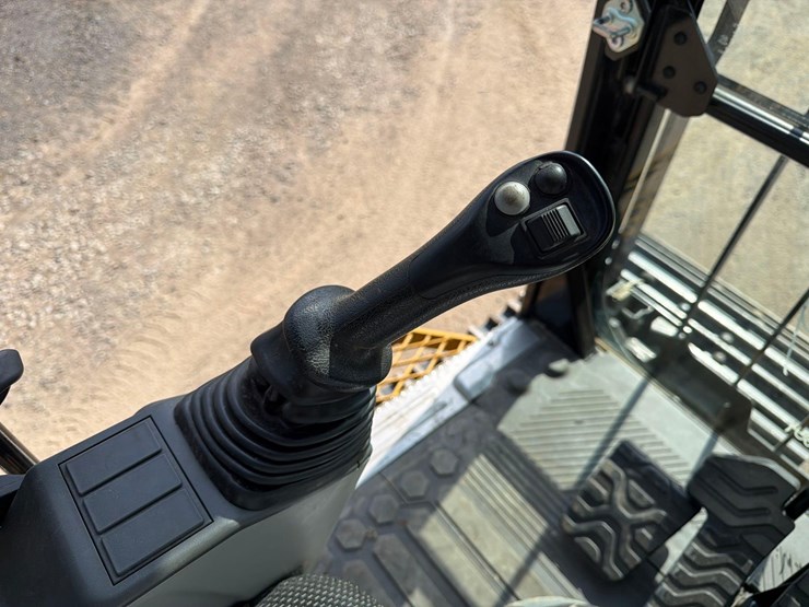 2023-caterpillar-340-image-33