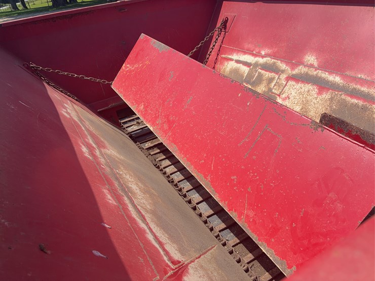 stoltzfus-red-hawk-50-fertilizer-buggy.-image-10