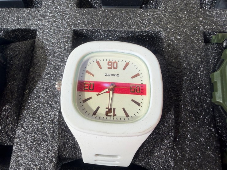 #84576-•-box-of-invicta-watches-image-6