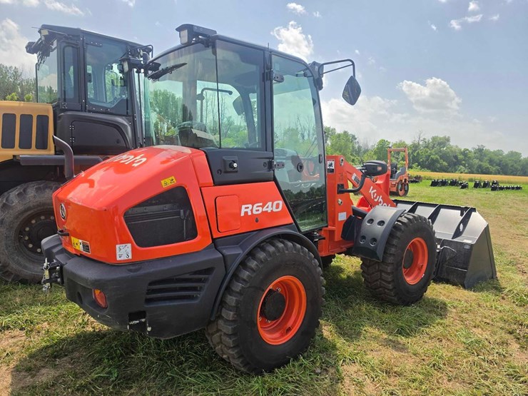 2026-kubota-r640-image-5
