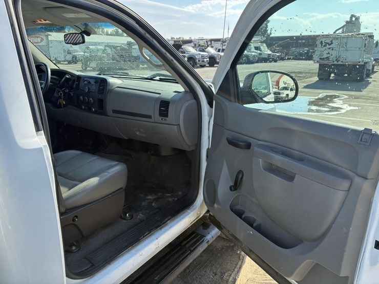2011-chevrolet-silverado-2500-image-12